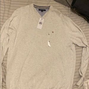 Men’s XL Tommy V neck